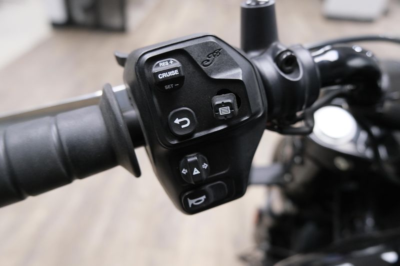 USED 2025 INDIAN MOTORCYCLE SCOUT BOBBER LIMITED WITH TECHNOLOGY PACKAGE BLACK METALLIC Image 23