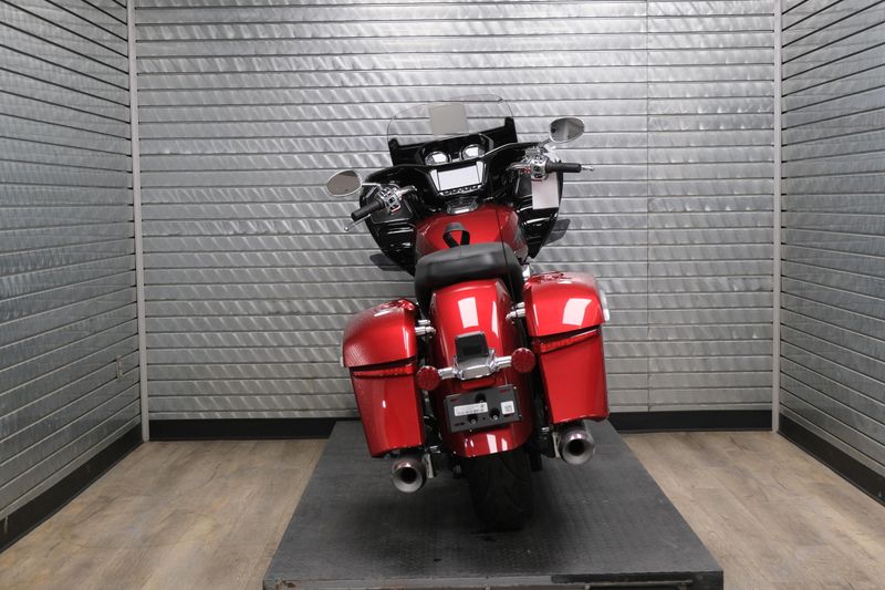 NEW 2025 INDIAN MOTORCYCLE CHALLENGER LIMITED Image 4