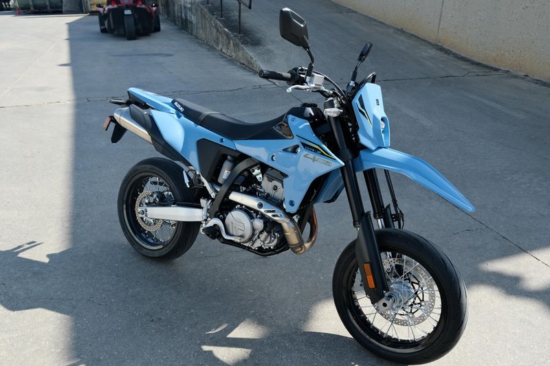 2025 Suzuki DRZ 4SM SKY GRAY Image 1