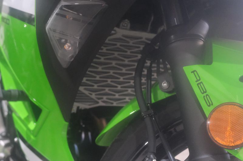 2025 Kawasaki NINJA 500 KRT EDITION SE ABS LIME GREEN AND EBONY AND PEARL BLIZZARD WHITE Image 24