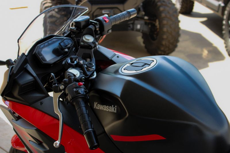 2025 Kawasaki NINJA 500 ABS PASSION RED AND METALLIC FLAT SPARK BLACK AND METALLIC MATTE DARK GRAY Image 20