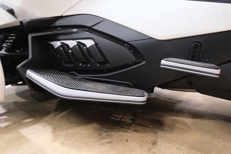 NEW 2026 CAN-AM SPYDER RT LIMITED Image 19