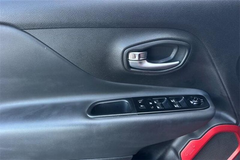 Used 2022 Jeep Renegade TrailhawkImage 9