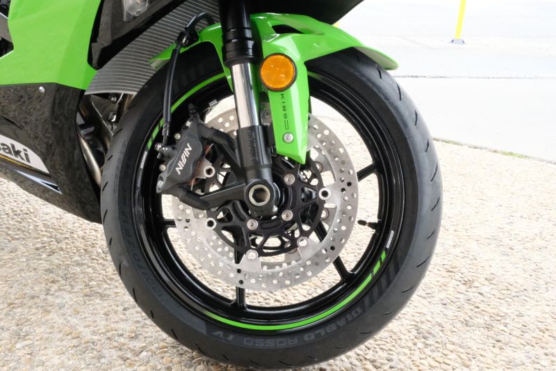 2025 Kawasaki NINJA ZX6R KRT EDITION LIME GREEN AND EBONY AND PEARL BLIZZARD WHITEImage 18