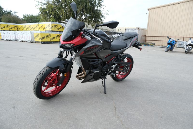 2025 Kawasaki Z500 SE ABS CANDY PERSIMMON RED AND METALLIC FLAT SPARK BLACK AND METALLIC MATTE GRAPHENESTEEL GRAYImage 7