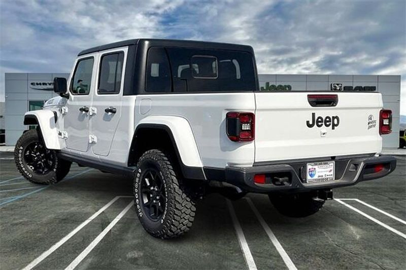 New 2025 Jeep Gladiator Willys 4x4Image 2