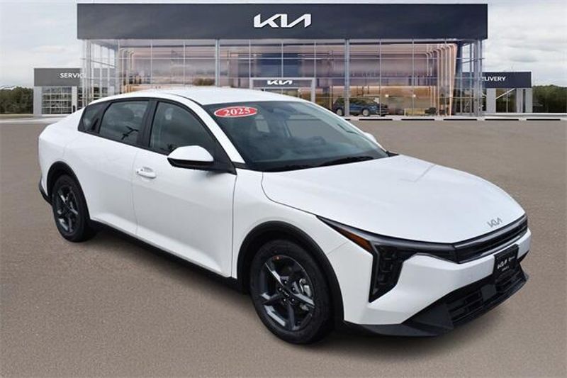 2025 Kia K4 LXSImage 1