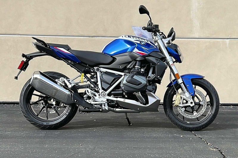 2023 BMW R1250R   in a RACING BLUE METALLIC exterior color. BMW Motorcycles of Temecula – Southern California 951-395-0675 bmwmotorcyclesoftemecula.com 