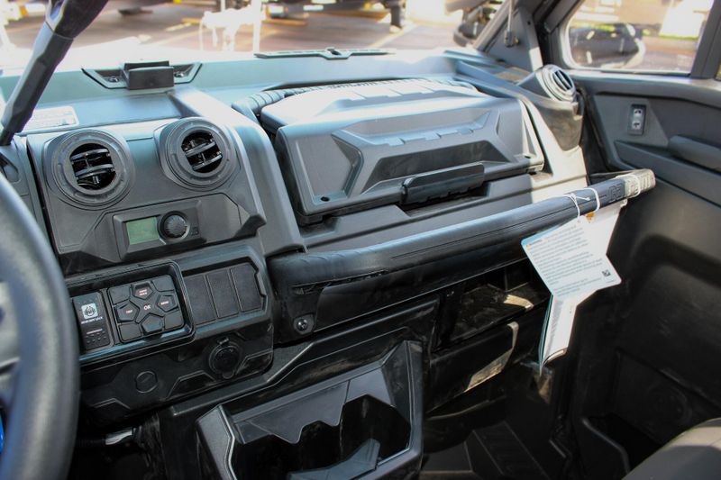 2025 Can-Am DEFENDER MAX LIMITED CAB HD10 DESERT TAN AND STEALTH BLACK Image 17