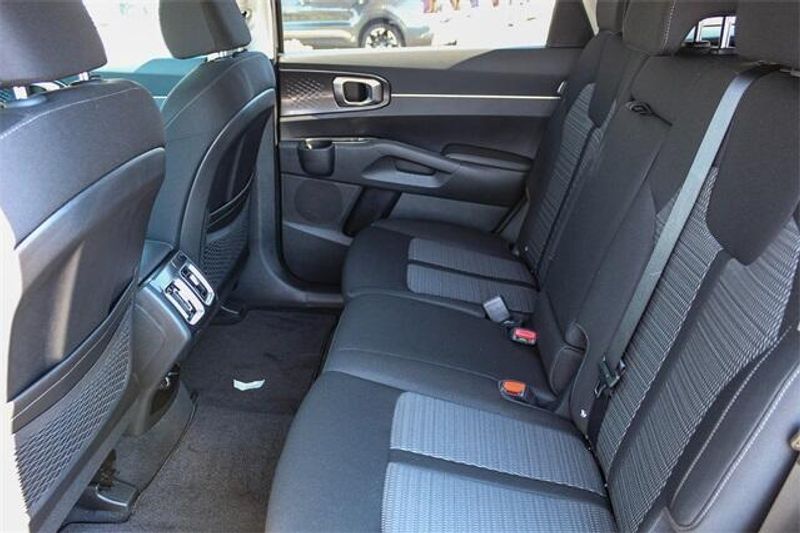 2025 Kia Sorento LXImage 11