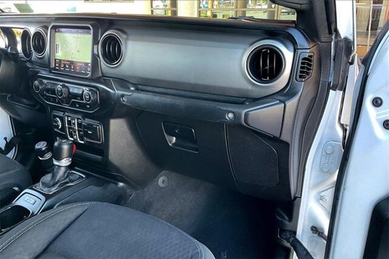 2021 Jeep Gladiator Image 16