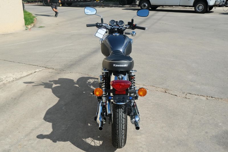 2024 Kawasaki W800 ABS METALLIC SLATE BLUE AND METALLIC DIABLO BLACK Image 4