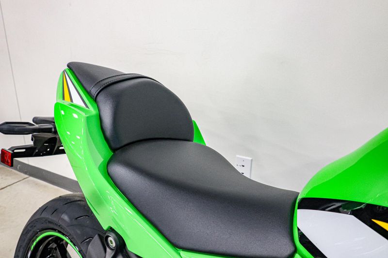 2025 Kawasaki NINJA 650 KRT EDITION ABS  LIME GREENEBONYPEARLBLIZZARD WHITEImage 15