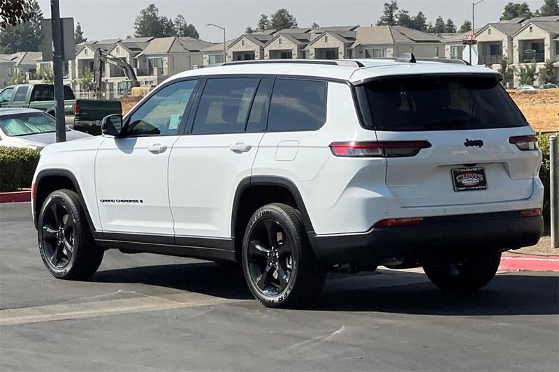 2025 Jeep Grand Cherokee Altitude photo 6