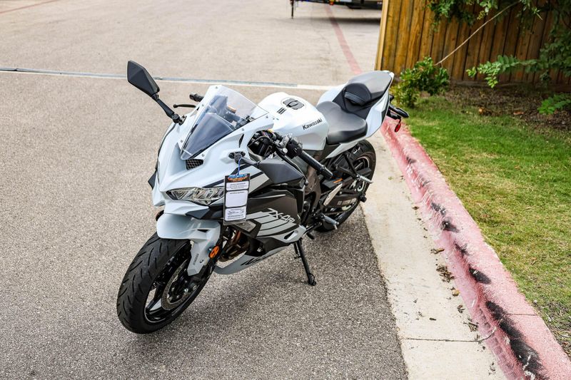 2025 Kawasaki NINJA ZX4RR ABS  METALLIC MATTE WHITISH SILVER AND METALLIC FLAT SPARK BLACK Image 29