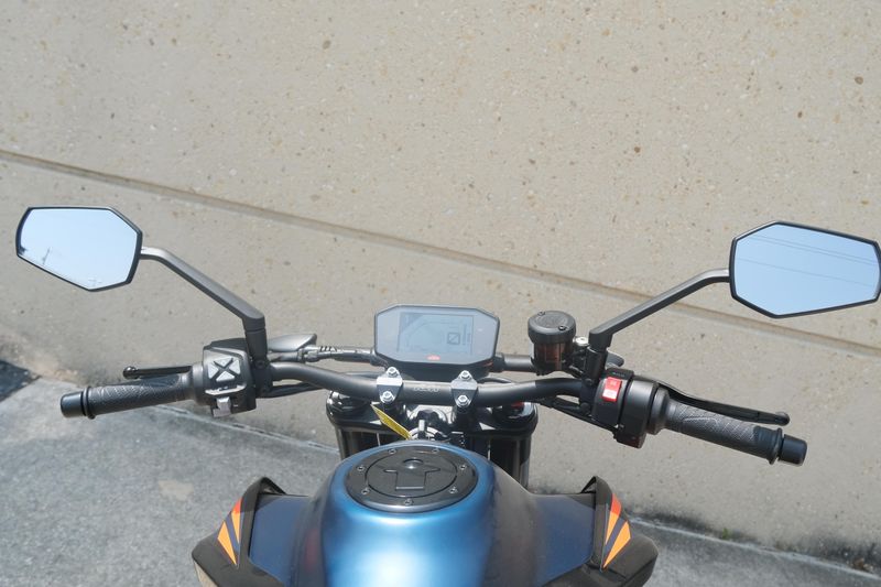 2023 KTM 890 DUKE R ORANGE AND BLUE Image 20