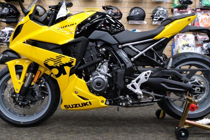 2024 SUZUKI GSXS 8R in a PEARL IGNITE YELLOW exterior color. Family PowerSports (877) 886-1997 familypowersports.com 