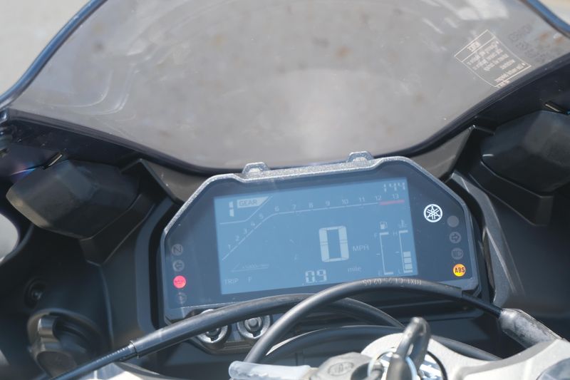 2025 Yamaha YZFR3 ABS LUNAR WHITE AND NEBULA BLUE Image 11