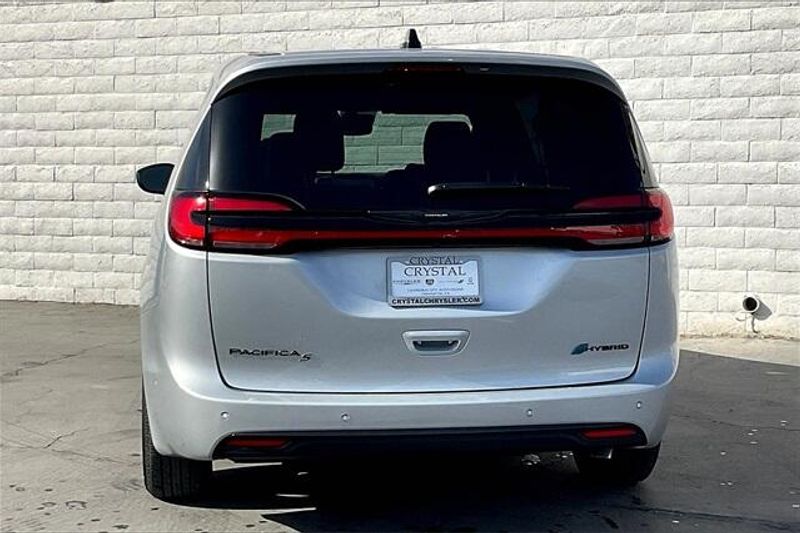 2023 Chrysler Pacifica Hybrid Touring L photo 3