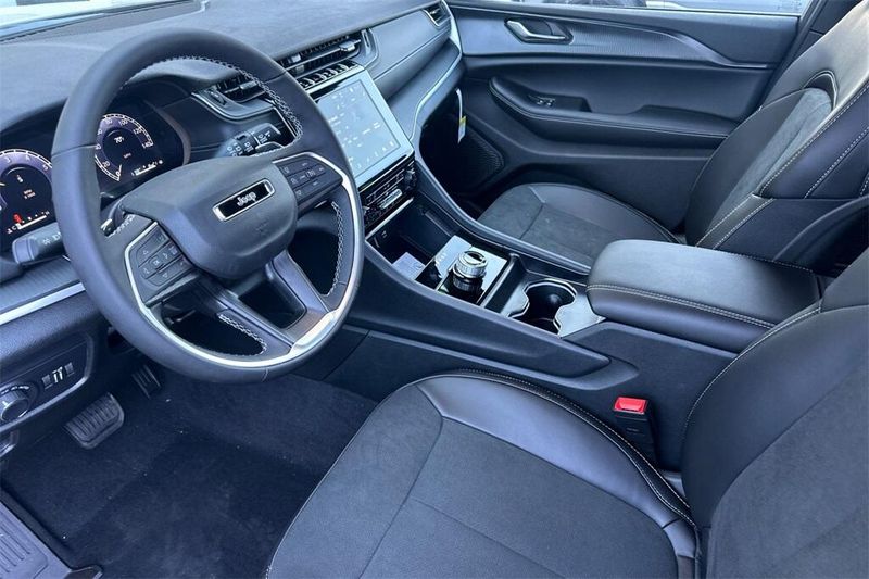 2025 Jeep Grand Cherokee Altitude photo 10