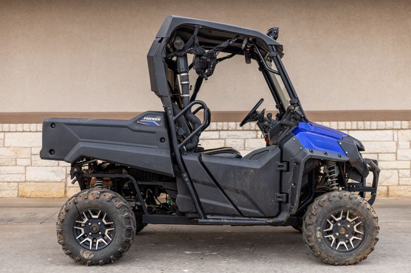 2017 HONDA Pioneer 700 Deluxe in a BLUE exterior color. Family PowerSports (877) 886-1997 familypowersports.com 