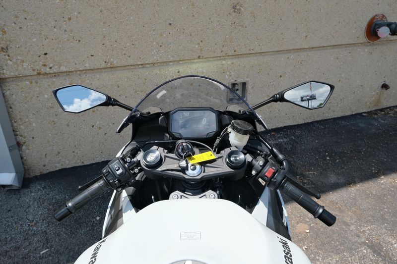 2025 Kawasaki NINJA ZX6R ABS PEARL ROBOTIC WHITE AND METALLIC GRAPHITE GRAY Image 18