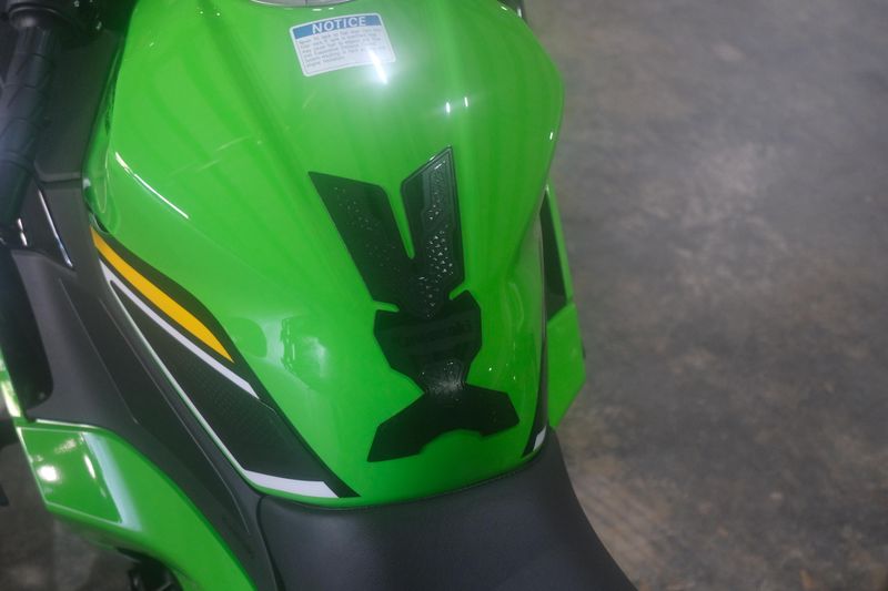2025 Kawasaki NINJA 500 KRT EDITION SE ABS LIME GREEN AND EBONY AND PEARL BLIZZARD WHITE Image 23