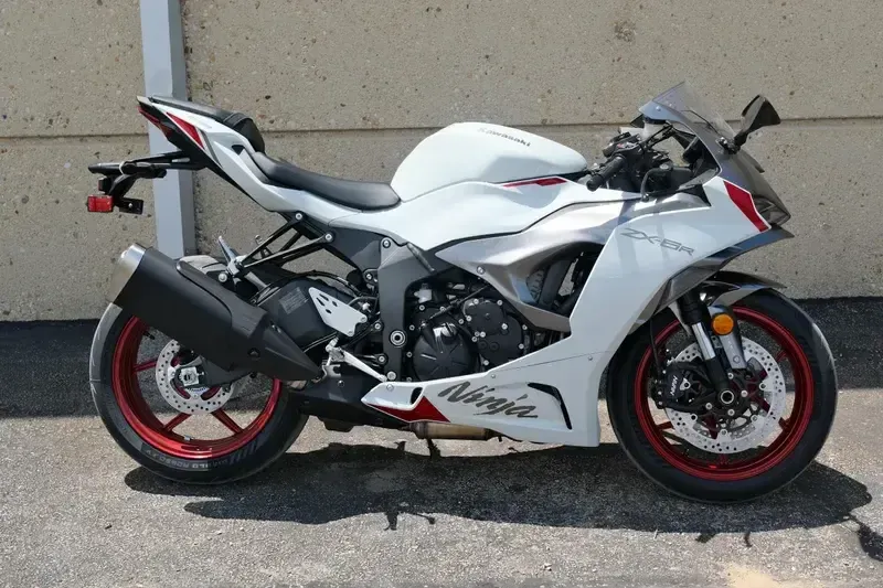 New 2025 Kawasaki Ninja  ZX6R Pearl Robotic WhiteMetallic Graphite Gray Image 3