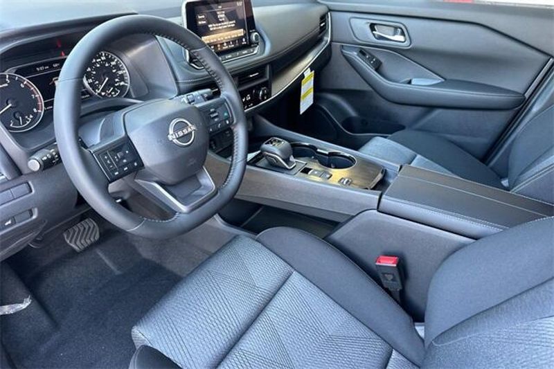 New 2025 Nissan Rogue SVImage 7