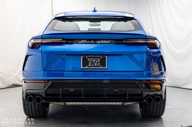 2022 Lamborghini Urus BaseImage 4