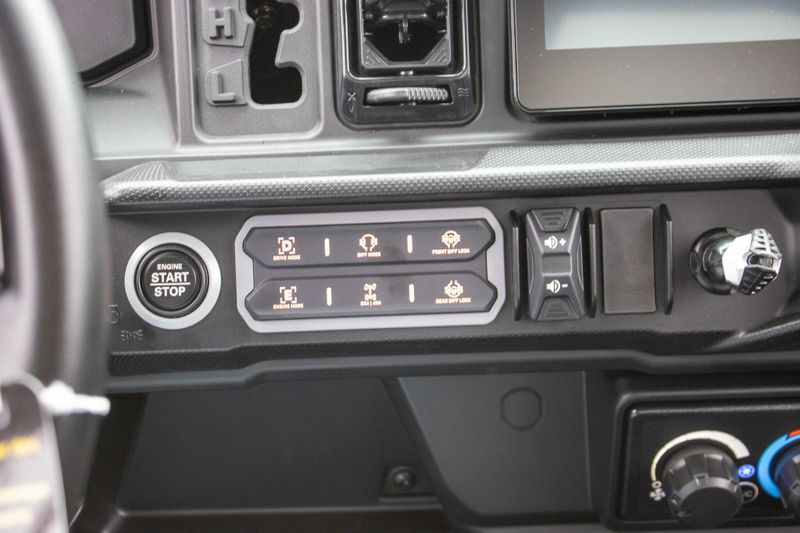 NEW 2026 CAN-AM DEFENDER LIMITED CAB HD11 Image 17