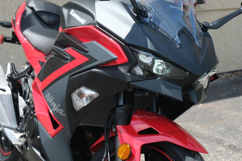 2025 Kawasaki NINJA 500 ABS PASSION RED AND METALLIC FLAT SPARK BLACK AND METALLIC MATTE DARK GRAY Image 21