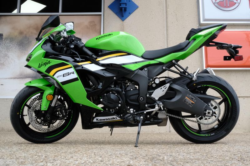 2025 Kawasaki NINJA ZX6R KRT EDITION ABS LIME GREEN AND EBONY AND PEARL BLIZZARD WHITEImage 30