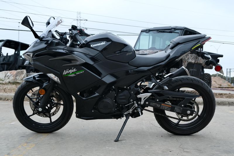 2024 Kawasaki NINJA 500 BLACKImage 2