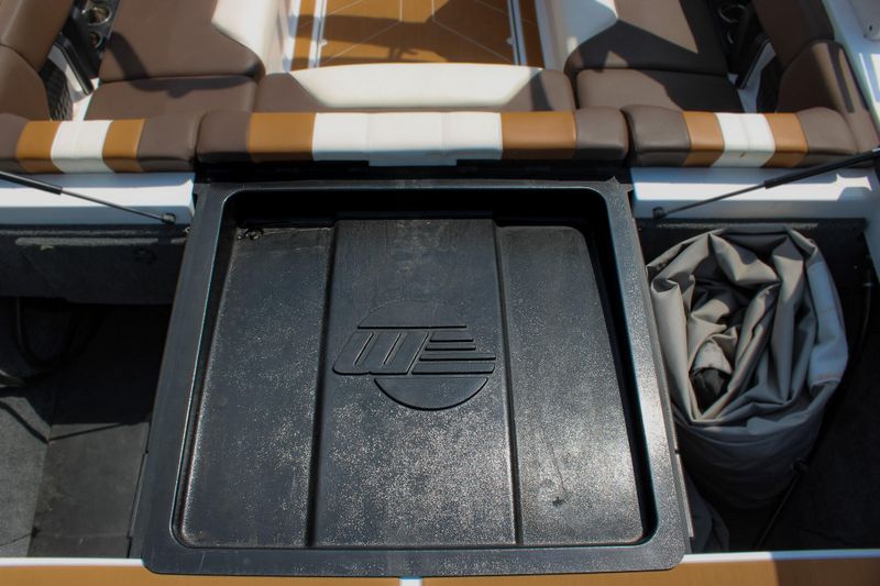 2024 MALIBU 21 LX  in a WHITE exterior color. Family PowerSports (877) 886-1997 familypowersports.com 