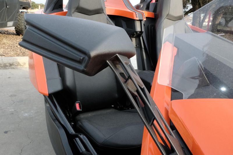 2024 Polaris SLINGSHOT SL AUTODRIVE VOLT ORANGEImage 32