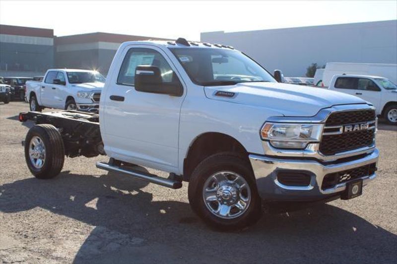 2023 RAM 3500 Chassis Cab Tradesman/SLTImage 1