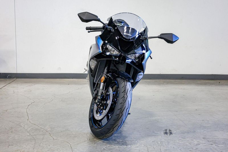 2025 Kawasaki NINJA ZX6R METALLIC MATTE DARK GRAY AND EBONYImage 4