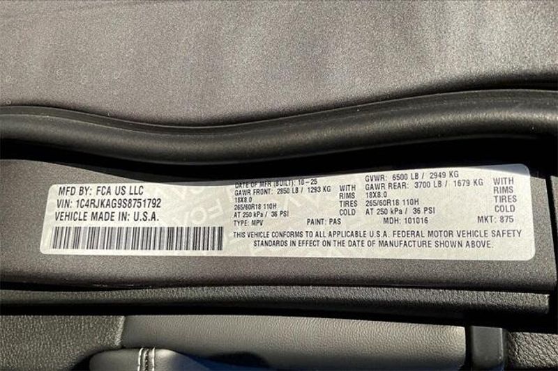 New 2025 Jeep Grand Cherokee L Laredo 4x4Image 15