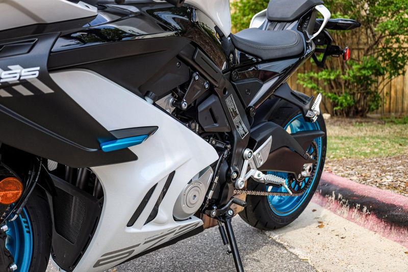 2025 CFMOTO 675SS NEBULA BLACK Image 11