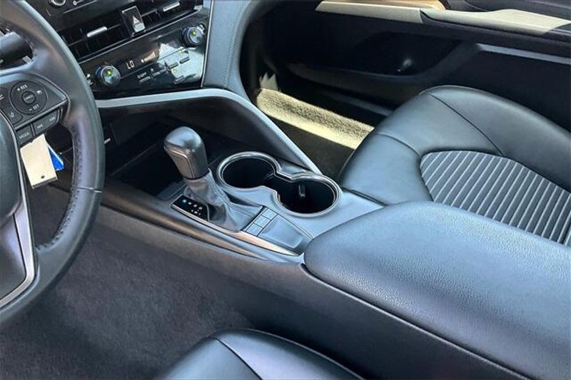 Used 2022 Toyota Camry SEImage 17