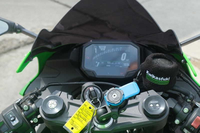 2025 Kawasaki NINJA ZX6R KRT EDITION LIME GREEN AND EBONY AND PEARL BLIZZARD WHITE Image 12