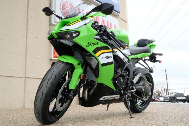 2025 Kawasaki NINJA ZX6R KRT EDITION LIME GREEN AND EBONY AND PEARL BLIZZARD WHITEImage 25