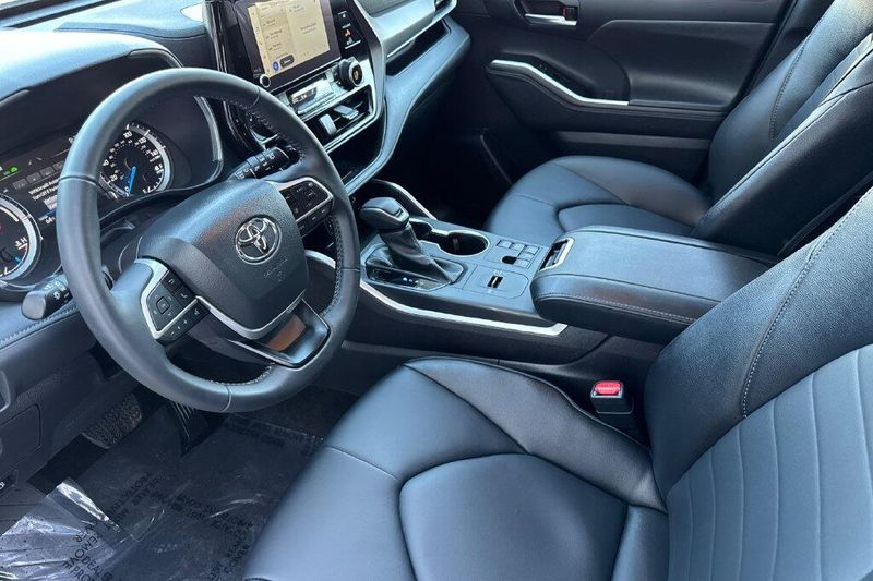 Used 2026 Toyota Highlander Hybrid XLEImage 9