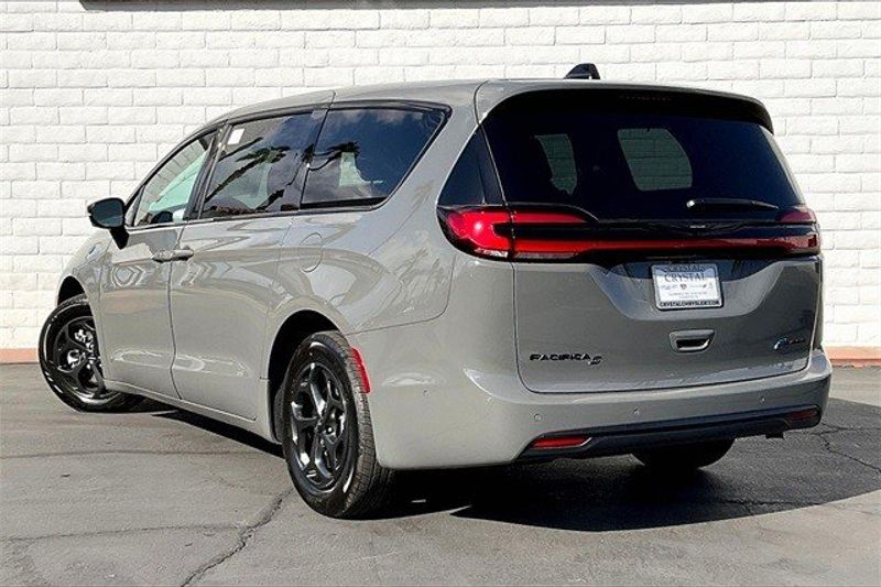 2023 Chrysler Pacifica Plug-in Hybrid LimitedImage 2
