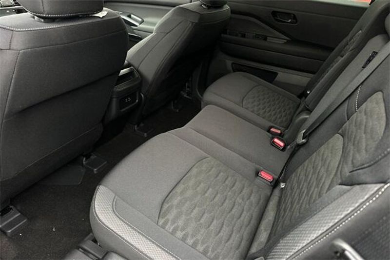 New 2025 Nissan Pathfinder SImage 9