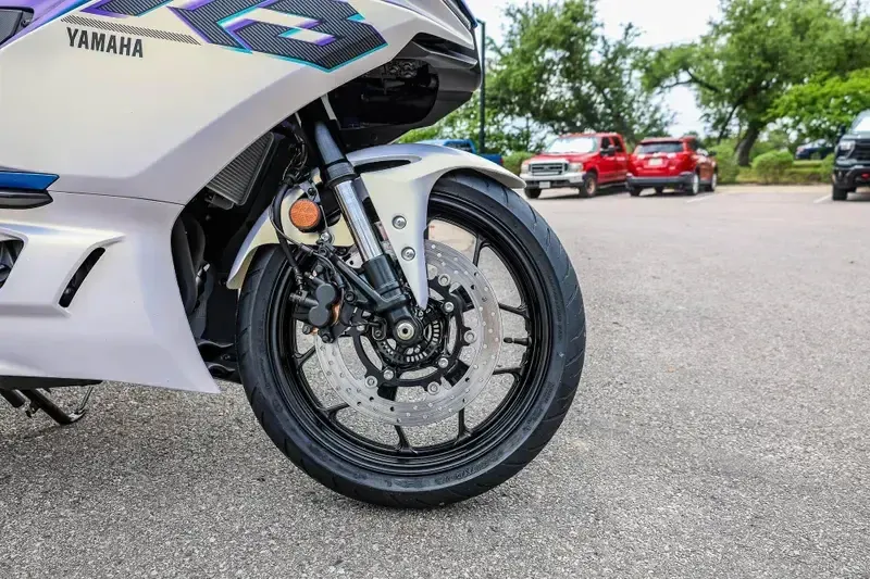2025 Yamaha YZFR3 ABS LUNAR WHITE AND NEBULA BLUE Image 30