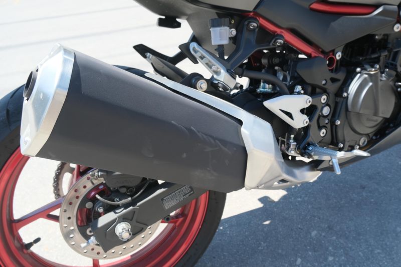 USED 2025 KAWASAKI Z500 SE ABS Image 9