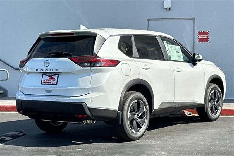 New 2025 Nissan Rogue SVImage 3