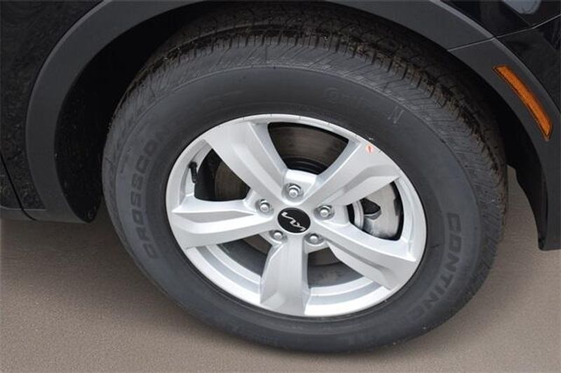 2024 Kia Sorento LXImage 12